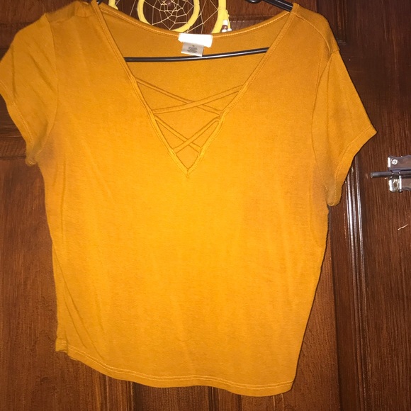 4 different crop tops - Picture 3 of 4